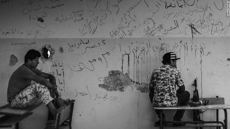 Young members of the Libyan forces affiliated to the Tripoli government chat while holding defensive position within a school in Sirte, Libya, September, 2016.(Manu Brabo/MeMo)