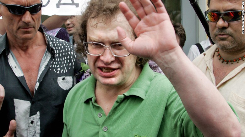 The founder of the MMM financial pyramid Sergei Mavrodi waves as he leaves the Matrosskaya Tishina prison in Moscow, 22 May 2007.