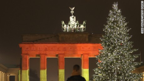 Mourners form human chain to honor Berlin attack victims 