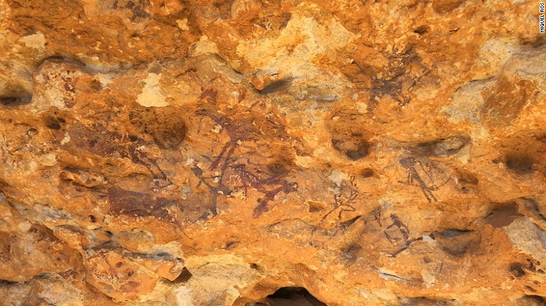 To the left of the Ermita de la Pietat church, there are rock shelters decorated with ancient cave art. 