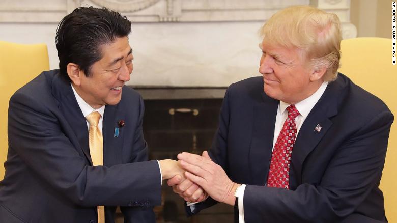 Donald Trump shook the Japanese Prime Minister&#39;s hand for 19 seconds