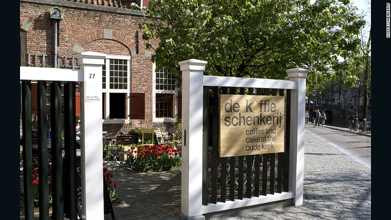 il culto del caffè.  De Koffieschenkerij è nascosto nella chiesa Oude Kerk.