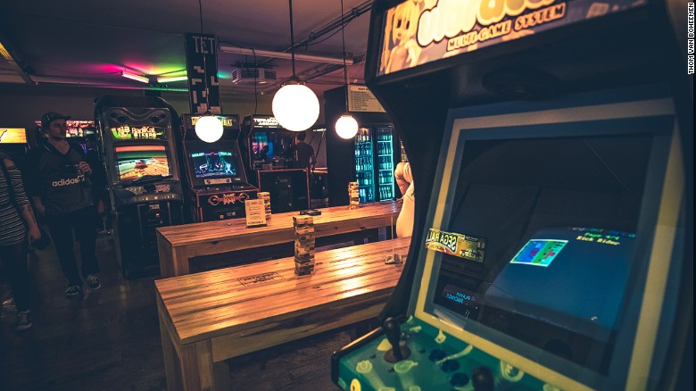 giochi arcade retrò e snack moderni sono il tiro a TonTon Club. 