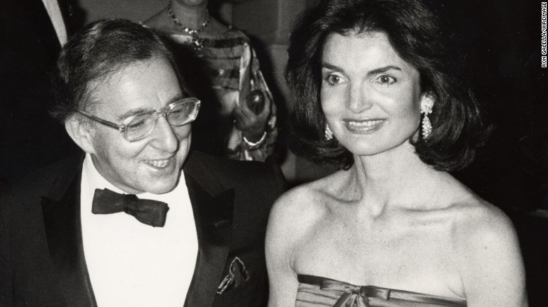 Jackie Kennedy Onassis e Carl Katz al 1977 di gala per & quot; Vanity Fair:. A Treasure Trove & quot; 