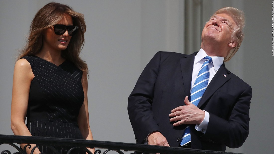 Yes, Donald Trump really did look into the sky during the solar eclipse – Trending Stuff