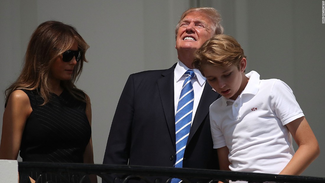 Yes, Donald Trump really did look into the sky during the solar eclipse – Trending Stuff