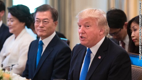 US President Donald Trump (R) and South Korean President Moon Jae-in have dinner at the White House June 29, 2017 in Washington, D.C.